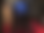 Adoro il culo con leggings blu metallizzati, stivali alti neri lucidi e uno strapon bianco in mezzo.