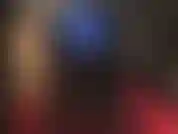 Adoro il culo con leggings blu metallizzati, stivali alti neri lucidi e uno strapon bianco in mezzo.