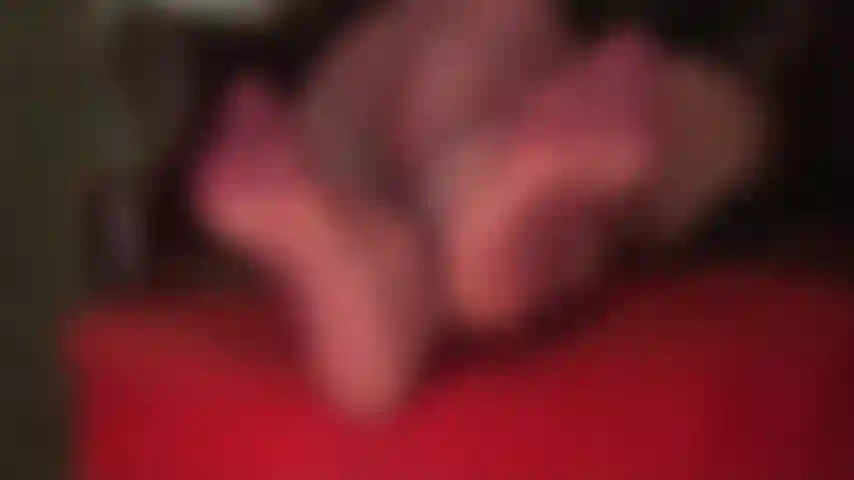 Una regina del feticismo dei piedi e dei penzoloni: i piedi dei collant color bordeaux giocano con il tuo cazzo e con la tua mente.