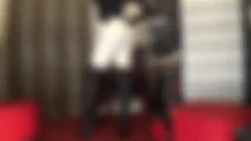 I jeans bianchi e gli stivali neri in pelle sopra il ginocchio sono una combinazione davvero raffinata.