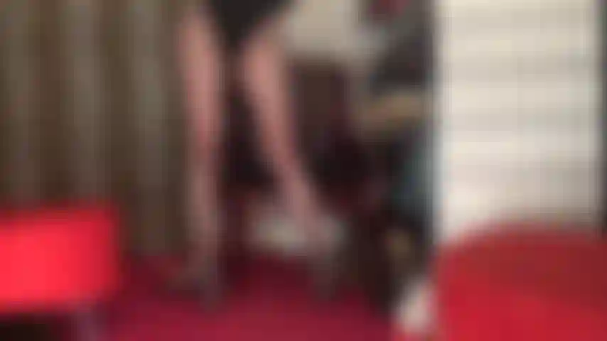 Collant neri trasparenti e sandali con i cinturini sono la tua più grande eccitazione. La signora vivian ha delle gambe fantastiche, fatte apposta per calze di nylon setose e tacchi.