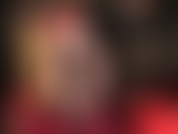 Mmmm la padrona solleva la gonna attillata per rivelare calze vintage con cuciture e giarrettiere sottostanti, poi aggiunge un paio di irresistibili e lucide mutandine di raso rosso setoso che vanno su e giù, e su...