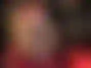 Mmmm la padrona solleva la gonna attillata per rivelare calze vintage con cuciture e giarrettiere sottostanti, poi aggiunge un paio di irresistibili e lucide mutandine di raso rosso setoso che vanno su e giù, e su...