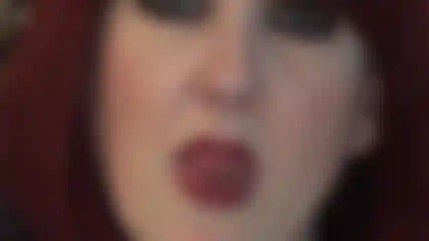 Labbra, occhi e lingua irresistibili: mi sono persa in questi occhi mentre venivo stuzzicata dalle meravigliose labbra rosse e dalla lingua umida della mia padrona.