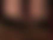 Una vista ravvicinata dei piedi nudi e delle dita dei piedi di mistress vivian nelle sue décolleté spuntate. Non ti piacerebbe tanto stare sotto di loro...?