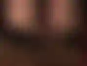 Una vista ravvicinata dei piedi nudi e delle dita dei piedi di mistress vivian nelle sue décolleté spuntate. Non ti piacerebbe tanto stare sotto di loro...?