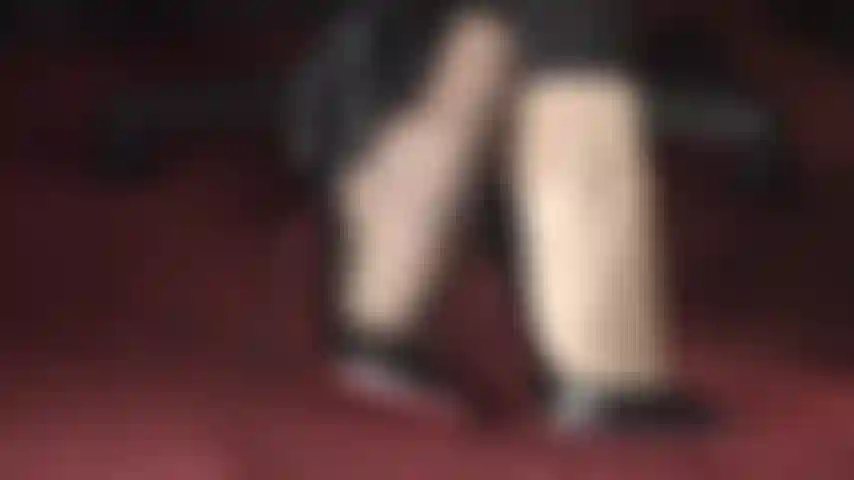 Fottiti gli archi di nylon della padrona nelle scarpe con la suola rossa lucida.