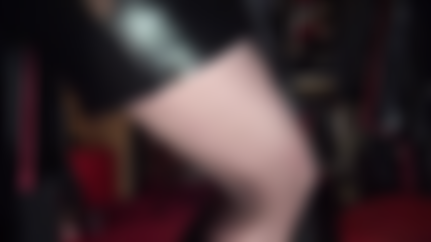 Masturba il tuo cazzo per il fantastico corpo della mia padrona in pvc nero lucido.