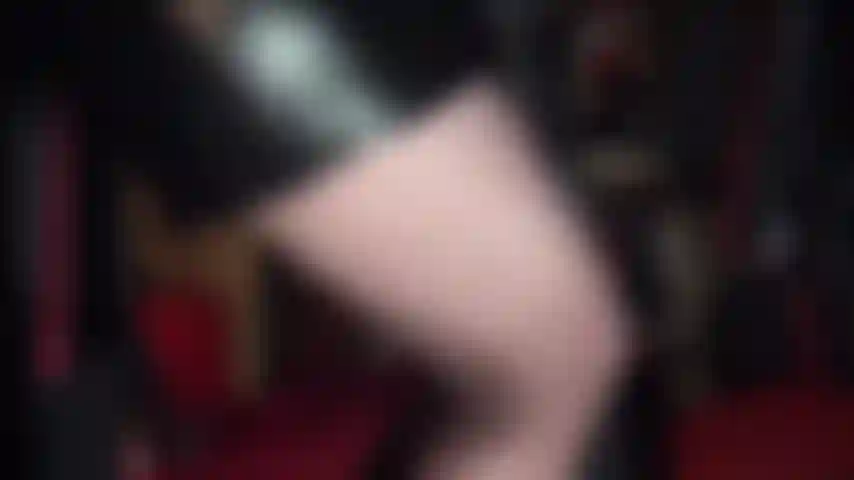 Masturba il tuo cazzo per il fantastico corpo della mia padrona in pvc nero lucido.