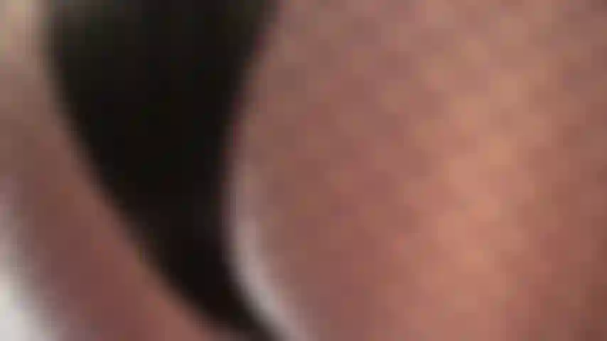 La mia padrona indossa collant bianchi in spandex leohex e uno strato di collant a rete viola per l'adorazione del culo e il facesitting.