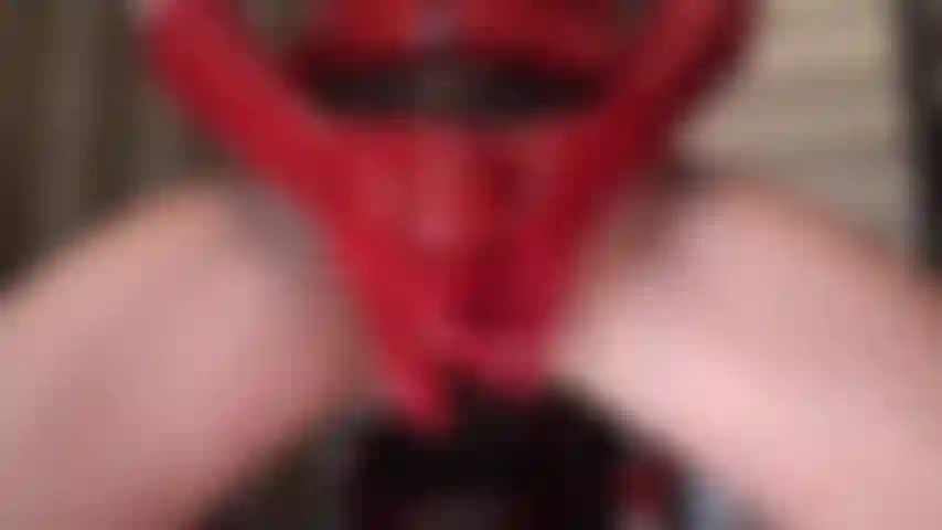 Il grande cazzo rosso - la padrona ti infila il suo grosso strap-on rosso in faccia, sia frontalmente che con il suo sedere rotondo sospeso sopra di te, questo cazzo è tuo da ingoiare.