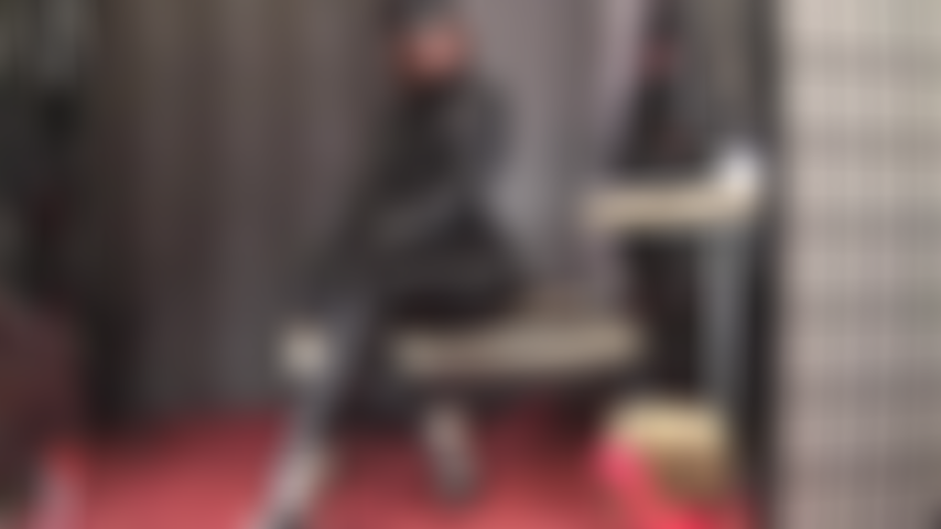 Adoro questo incredibile completo fetish nero composto da pantaloni di raso lucido, corsetto e camicetta, abbinati a stivali di pelle, guanti, giacca bolero e cappello, aggiungendo un lungo cappotto di pelle e un cappotto lungo fino ai piedi in pvc lucido.