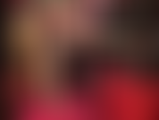 Masturbazione con guanti, gambe, tacchi e piedi in nylon lucido: minuscoli pantaloncini rossi metallizzati sopra collant estremamente lucidi, tacchi alti e piedi in nylon per stuzzicare i miei sottomessi.