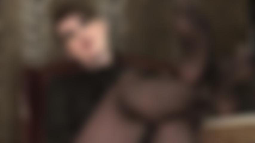 Ho i capelli corti e i piedi sexy in collant: la padrona appoggia i suoi piedi di nylon sul tavolo per permettere l'adorazione delle sue morbide piante.