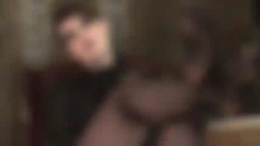 Ho i capelli corti e i piedi sexy in collant: la padrona appoggia i suoi piedi di nylon sul tavolo per permettere l'adorazione delle sue morbide piante.