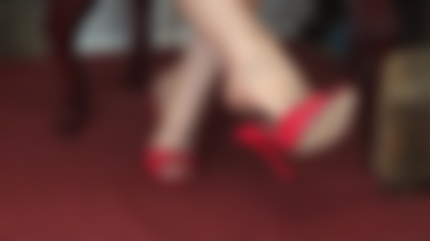 Amante delle mules: i piedi in collant e le mules sexy con i tacchi alti sono la tua più grande debolezza. Abbandonati al tuo feticismo e guarda la padrona vivian posare con 3 diverse paia di scarpe aperte. Hai trovato la tua preferita?