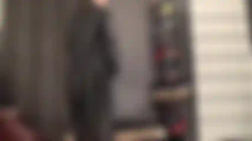 La padrona vestita interamente di pelle ti eccita moltissimo. Il suo aspetto, la sensazione, l'odore. Ti piacerebbe strofinarle i lunghi stivali, infilare il viso sotto la sua gonna e farti mungere il cazzo sulla sua pelle.