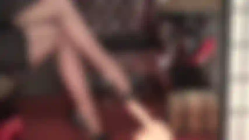 Con gambe lucide color castano scuro, tacchi alti e piedi che tengono il tuo cazzo sotto controllo.