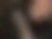 Bellissimi guanti di velluto nero stuzzicano un dildo non circonciso.