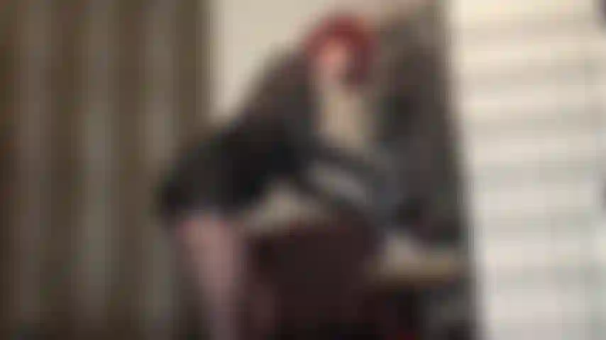 Feticista della pelle e provocante con le mani guantate, a volte violente, a volte delicate... È così che la padrona vivian ti munge il cazzo fino a prosciugarlo mentre ti stuzzica con il tuo tessuto preferito... Pelle.