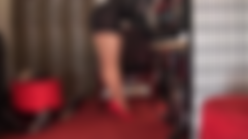 Con strati di collant super lucidi e tacchi rossi: il tuo debole per le curve in collant di mistress vivian è innegabile. Guardarla stuzzicare con le sue bellissime gambe lunghe e scolpite ti fa venire voglia di masturbarti.