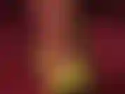 La padrona prova diverse scarpe con i tacchi a spillo in primo piano, con i piedi in calze di gomma trasparenti.