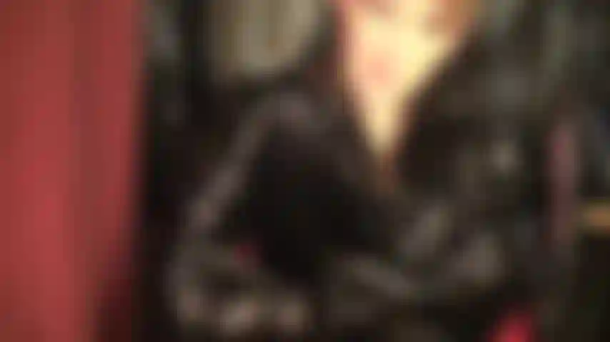 Il sogno di un feticismo in pvc lucido diventa realtà: ammira la padrona vivian in uno splendido completo in vinile nero lucido con stivali alti sopra il ginocchio e un lungo cappotto.