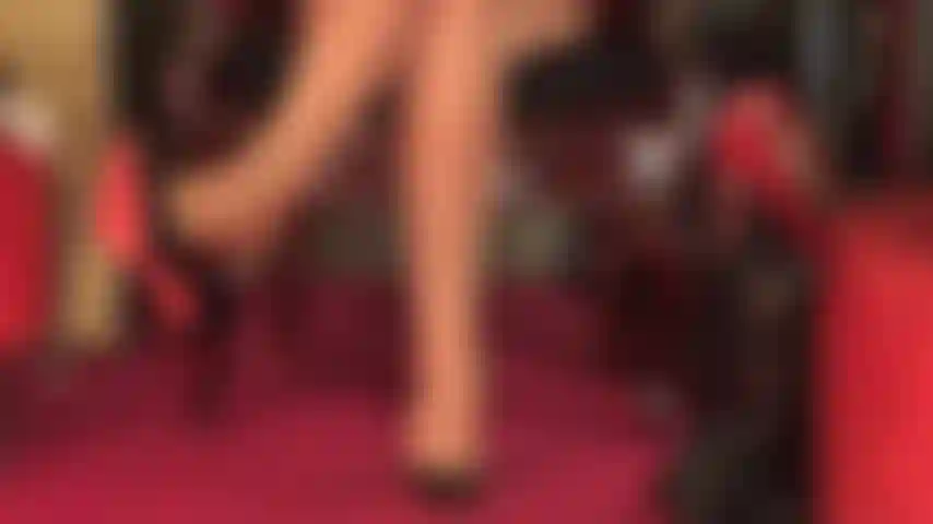 Adoro i tacchi alti, i collant super lucidi, i piedi e il cazzo.