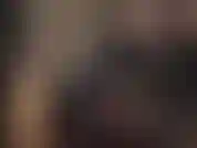 Feticista della tuta attillata: provocazione sensuale con le curve perfette della padrona in una tuta attillata nera e corsetto, completata da una sega con i guanti.