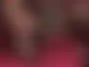 Guarda gli straordinari archi alti della mia padrona e goditi il suo abile dondolamento con le sue décolleté con tacco in acciaio verniciato nero e le calze cubane nere con cuciture.