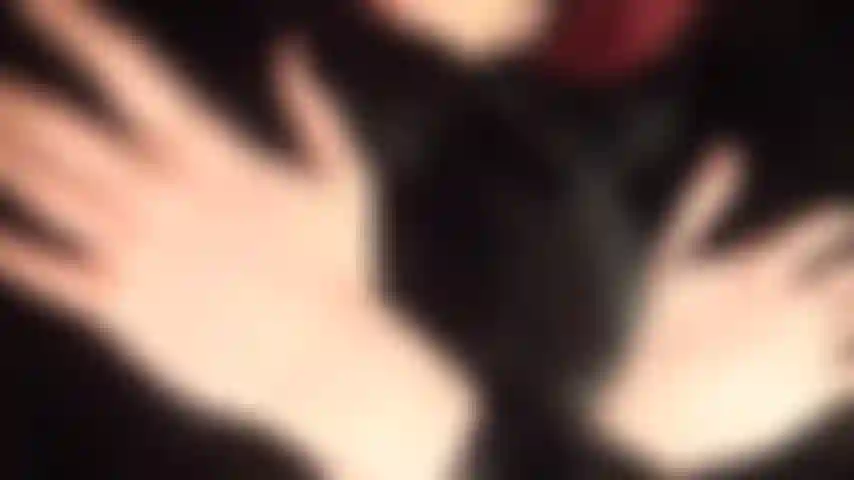 Indossando una splendida e morbida pelliccia nera sopra una tuta in pvc e collant a rete rossi.