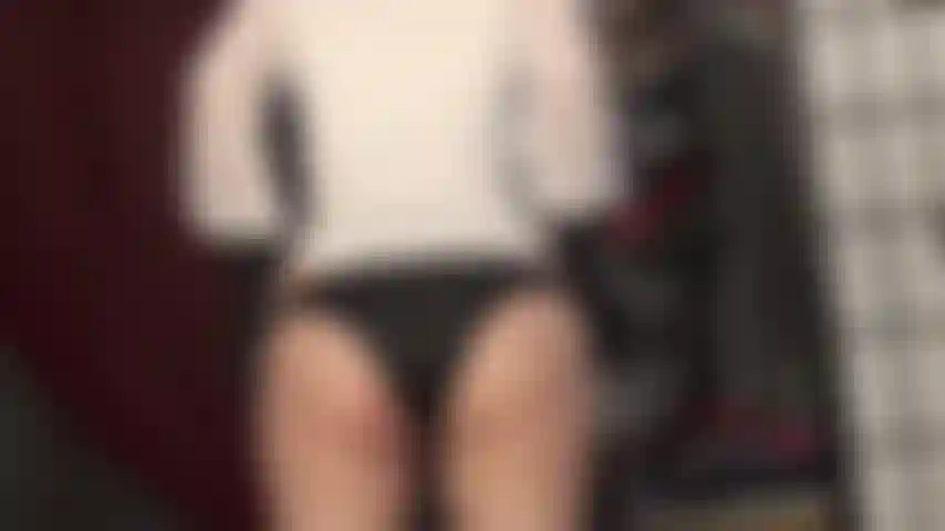 Mutandine, mutandine, mutandine! Sei una sottomessa amante delle mutandine che non ne ha mai abbastanza di vedere la padrona provare mutandine di seta.