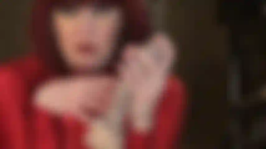 Faccio un pompino bagnato e scivoloso a mani nude con sputo su un dildo bianco non circonciso.