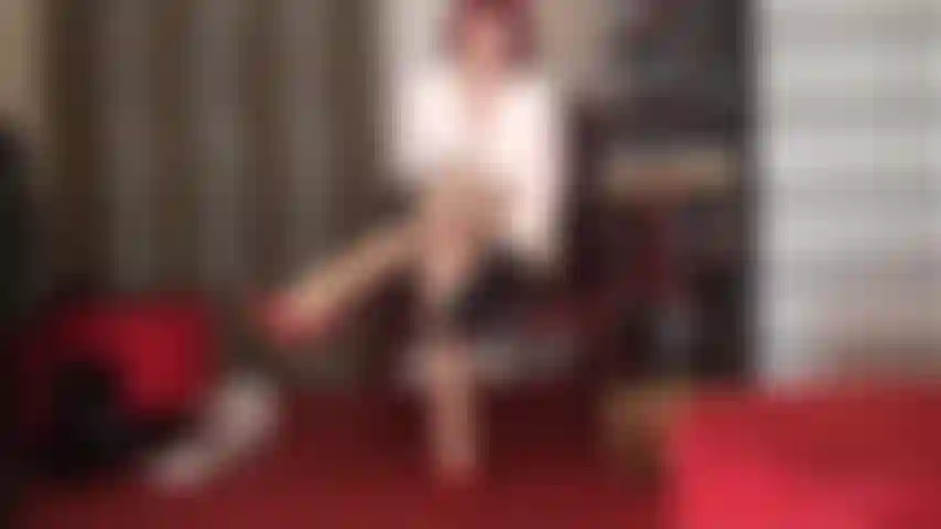 Che stuzzica le gambe con collant lucidi, incrocia le gambe, penzola e stuzzica i piedi in modo sexy.