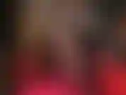 Le lunghe gambe perfette della padrona avvolte in calze di pizzo nero e setose, le dita dei piedi in nylon che lentamente si muovono lungo la gamba. Una visione altamente erotica di cui non ne hai mai abbastanza.