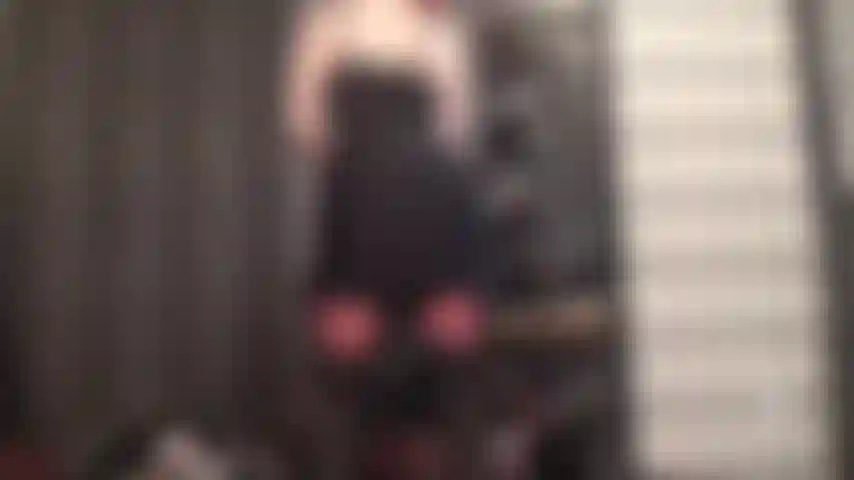 Più cinghie, più sperma: il culo in collant della padrona, la giarrettiera a 12 cinghie e le calze rosse ti tengono sull'orlo del baratro, desiderosa di venire.