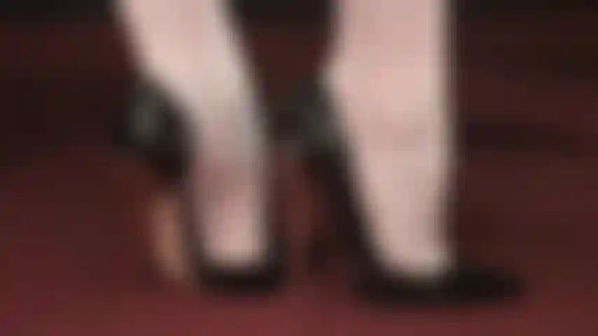 Seduzione con tacchi a spillo: godetevi questa vista ravvicinata di tacchi meravigliosi e archi alti.