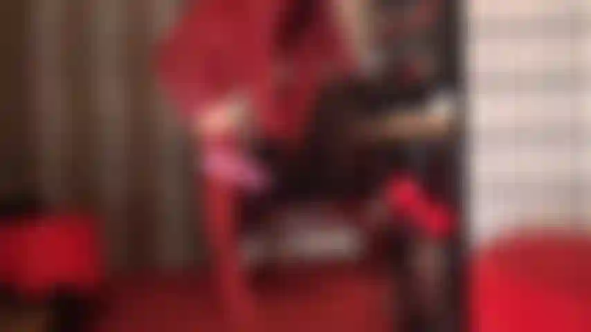 Pelle calda, stivali, mutandine di raso e provocazione sotto la gonna.