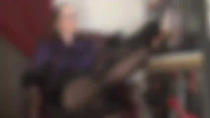 La tua sexy capo, vestita di raso viola, ti aspetta subito nel suo ufficio, con le gambe sulla scrivania. Hai fissato le mie gambe e i miei piedi ogni giorno per l'ultima settimana. Quel rigonfiamento è una vergogna per il mio ufficio. Ecco la tua punizione.