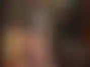 Adoro il corpo, adoro il sedere: questo vestito attillato è così sexy, aderente nei punti giusti... E sotto un paio di collant super lucidi e trasparenti. Oh mio dio!