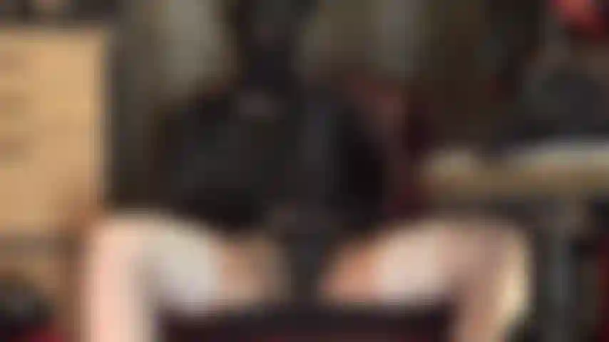 Masturbati insieme alla tua padrona incappucciata, accarezzando il mio enorme strap-on nero mentre indosso una maschera in lycra con gli occhi aperti e strati di calze lucide. Segui le mie istruzioni e stuzzica lo sperma dal tuo cazzo.