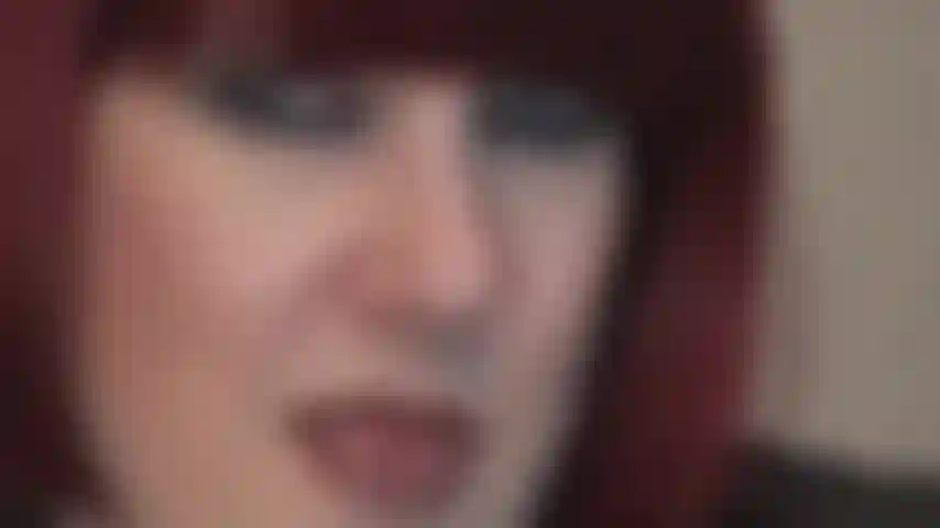 Cosa farai per questi affascinanti occhi azzurri e per le labbra lucide...?