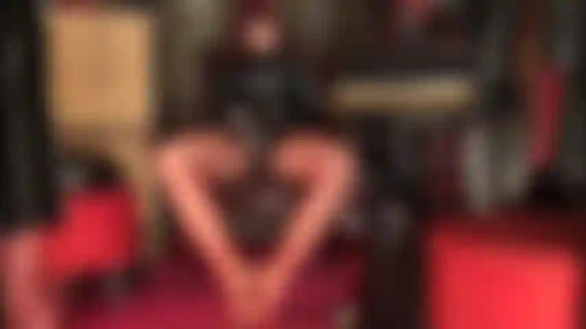 Pazza di piedi e cazzi: scopa i piedi della padrona mentre succhi due cazzi fino a prosciugarli.