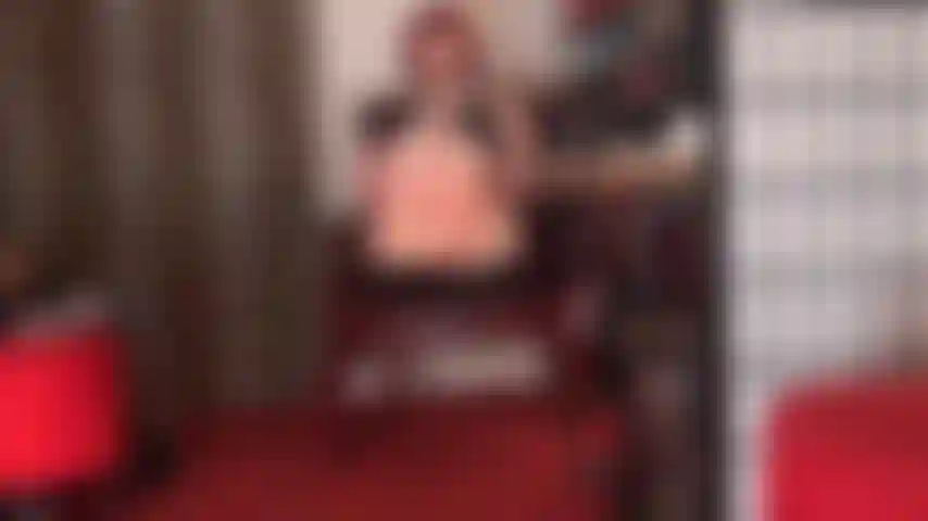 Perdente di piedi - niente ti eccita come il sapore e l'odore di piedi nudi sudati. I piedi puzzolenti che ti soffocano la faccia mentre ti masturbi il tuo piccolo cazzo da perdente, desiderando che tu possa mordicchiare quel formaggio per i piedi e succhiare le dita.