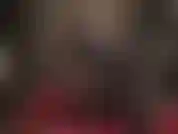 Indosso calze di lattice nere e rosse, guanti lunghi fino alle spalle e scarpe con la punta aperta lucide.