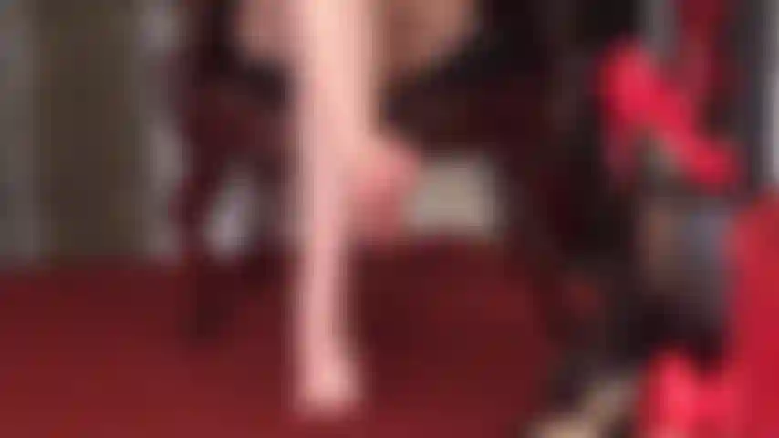 Le mie piante bagnate e lucide mi solleticano - la padrona vivian stuzzica l'amante dei piedi con le sue piante morbide e umide, le dita dei piedi divaricate e le dita che mi solleticano.