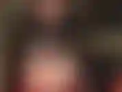 Feticista dei piedi nudi: la padrona si unge i bellissimi piedi nudi e li stuzzica lentamente con le sue belle dita e le sue morbide piante rugose.