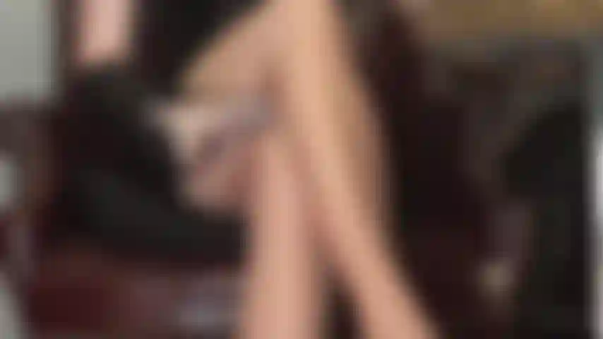 Fottiti le mie gambe, schiavo! - Queste gambe di collant color abbronzatura sono così così allettanti, questo è l'unico sesso che otterrai da ora in poi. Fottiti le mie gambe di nylon incrociate.