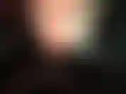 Una tentatrice in lattice: la tua dea è così bella in una calzamaglia attillata in gomma nera lucida, che ti stuzzica con il suo sedere e le sue dita in lattice.