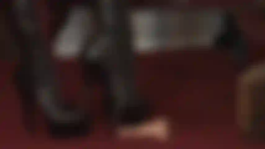 Calpesto gli stivali: il tuo inutile cazzo da schiavo riceve la punizione che merita, venendo calpestato dagli stivali di pelle della padrona e picchiato con la sua frusta e diverse paia di tacchi alti.